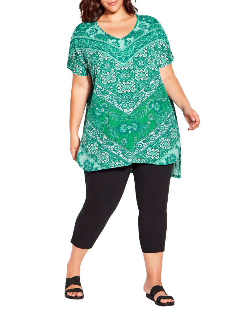 Front of a model wearing a size 14 Cassie Geo Print Tunic in Kelly Green / White by avenue. | dia_product_style_image_id:233534